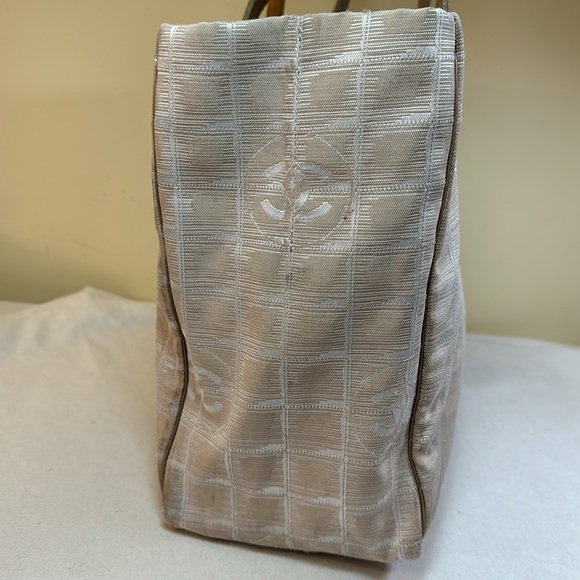 CHANEL Travel Line Fabric Tote Cream, Leather Straps, Serial 7 Series 2002-03 - Picture 4 of 15